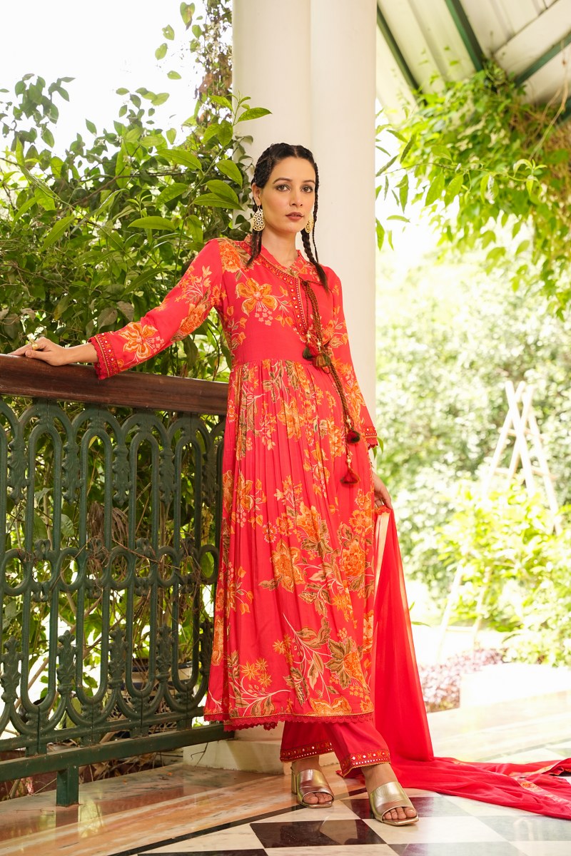 streamlined style kurta ensemble