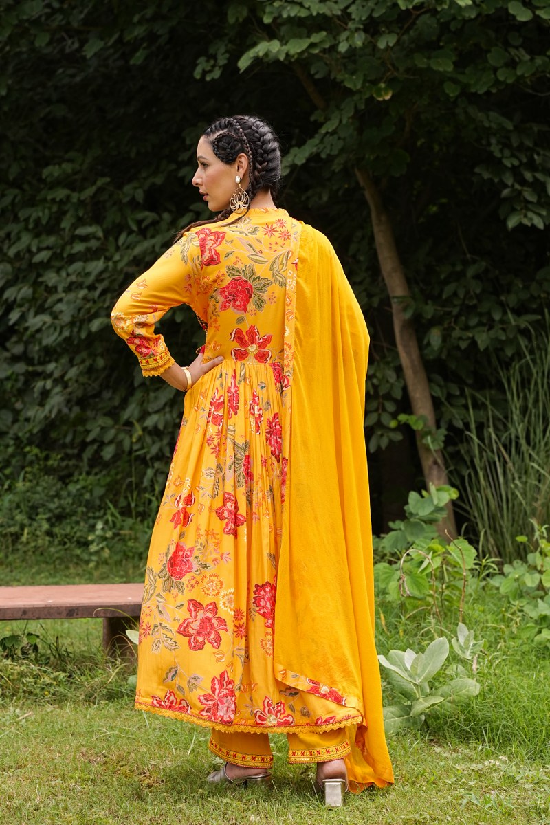 streamlined style kurta ensemble