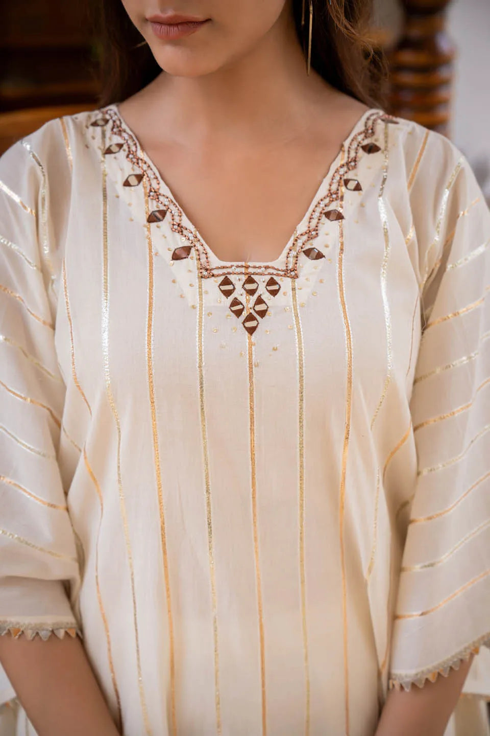 ELEGANT KAFTAN-STYLE TUNIC WITH METALLIC STRIPES & MATCHING NARROW PANTS