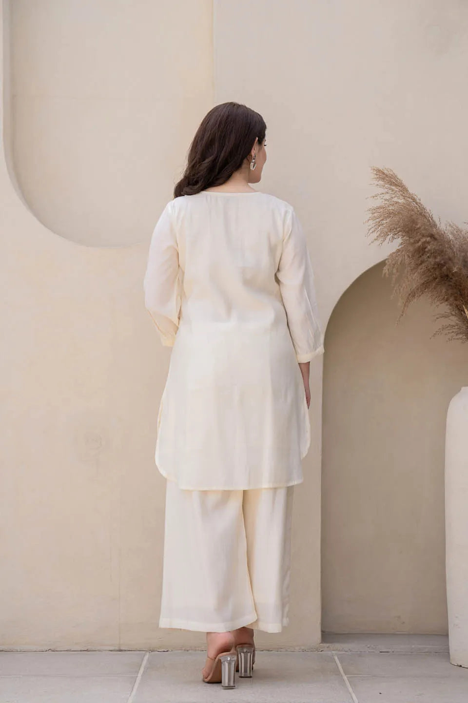 off-white straight kurta with paisley embroidery and gathered sleeves