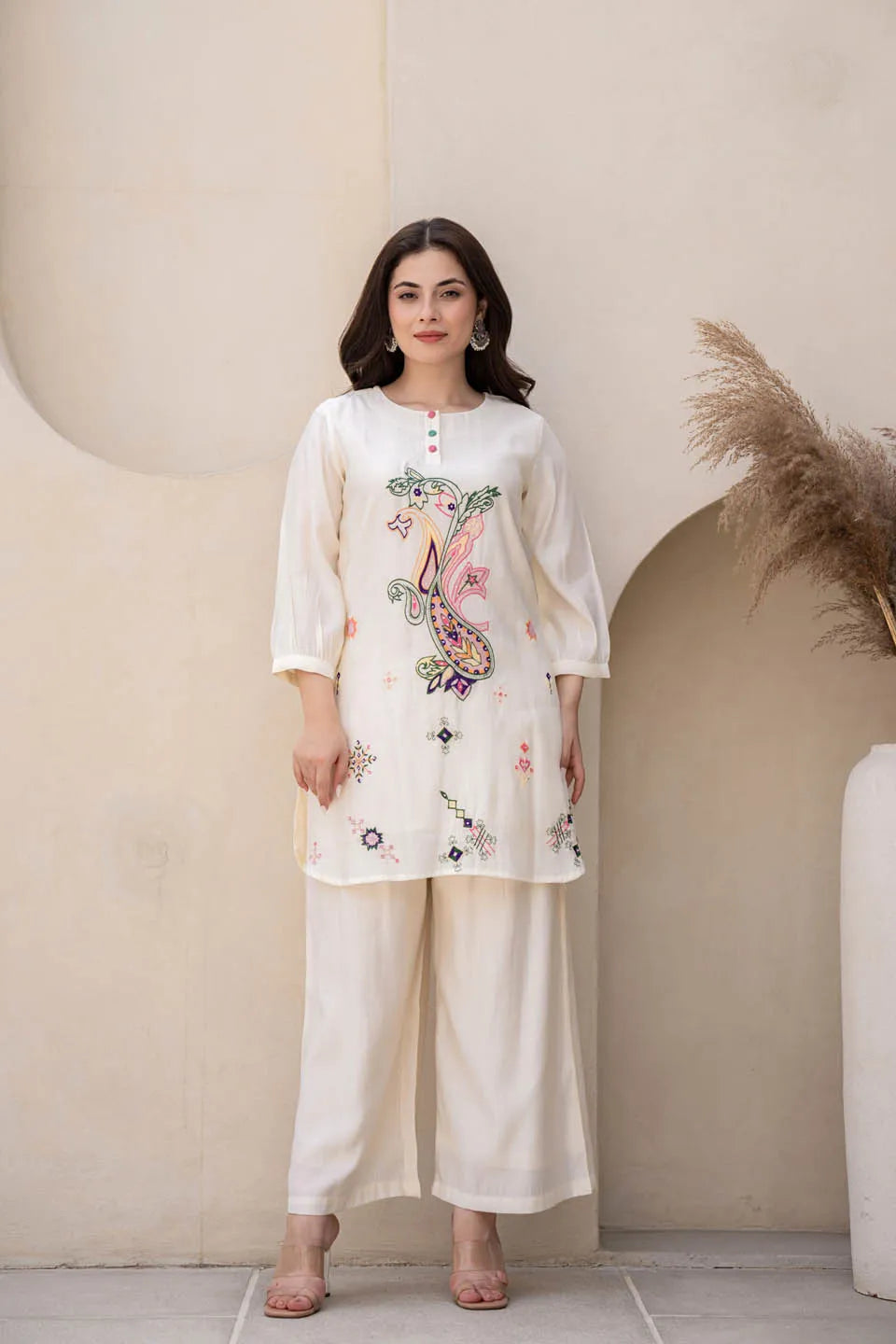 off-white straight kurta with paisley embroidery and gathered sleeves