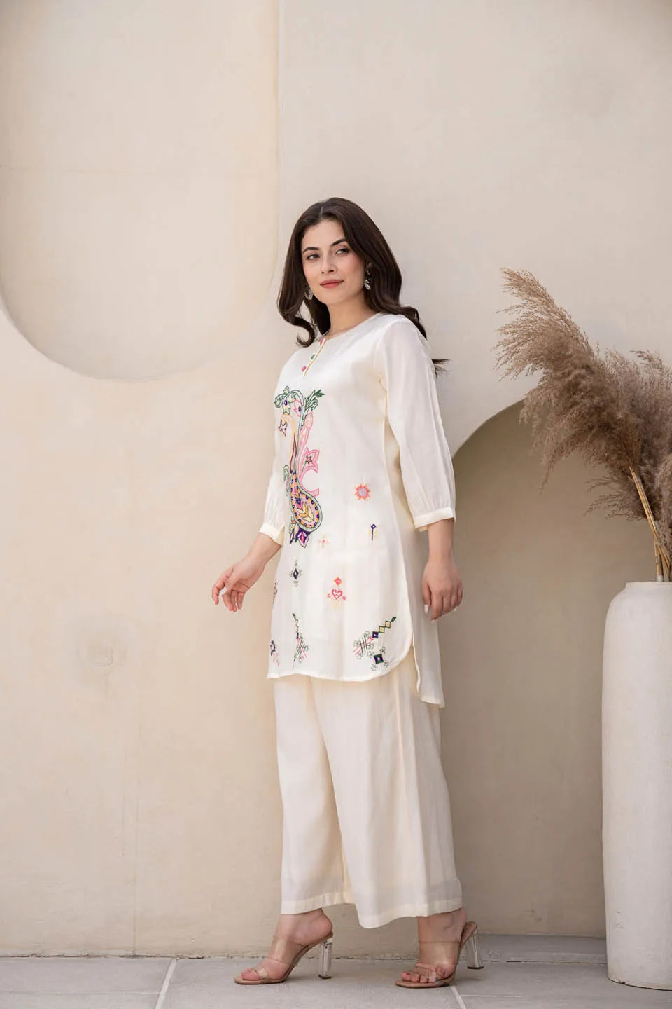 off-white straight kurta with paisley embroidery and gathered sleeves