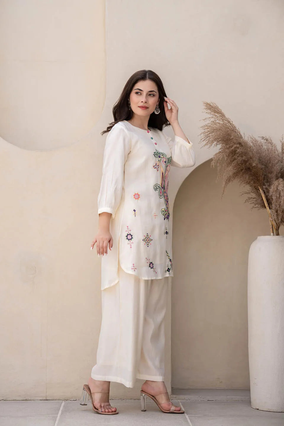 off-white straight kurta with paisley embroidery and gathered sleeves