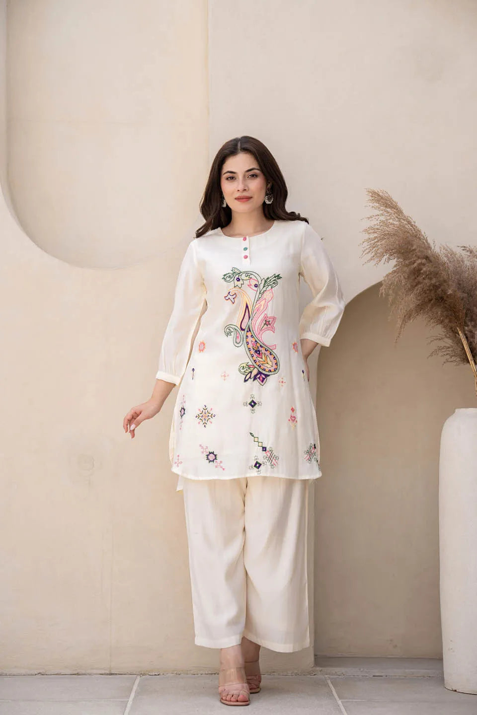 off-white straight kurta with paisley embroidery and gathered sleeves