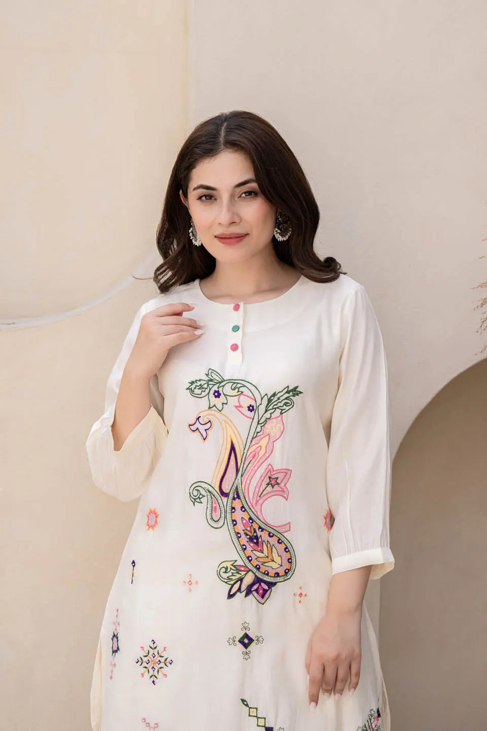 off-white straight kurta with paisley embroidery and gathered sleeves