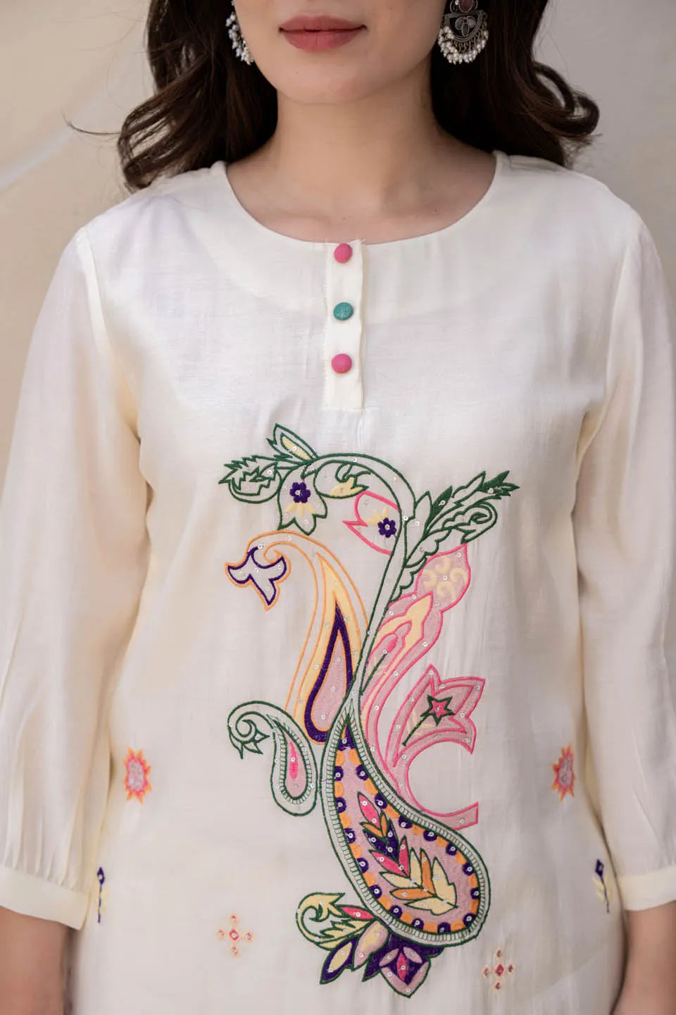 off-white straight kurta with paisley embroidery and gathered sleeves