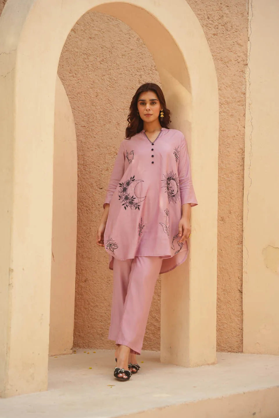 PINK ROMAN SILK STRAIGHT KURTA WITH MINIMALIST FLORAL WORK