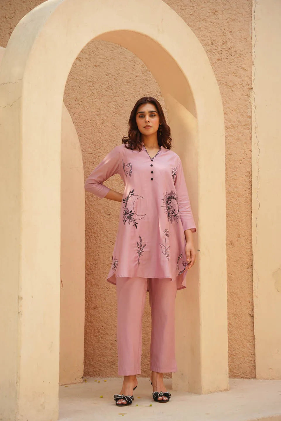 PINK ROMAN SILK STRAIGHT KURTA WITH MINIMALIST FLORAL WORK