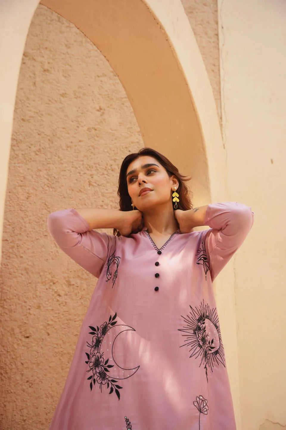 PINK ROMAN SILK STRAIGHT KURTA WITH MINIMALIST FLORAL WORK