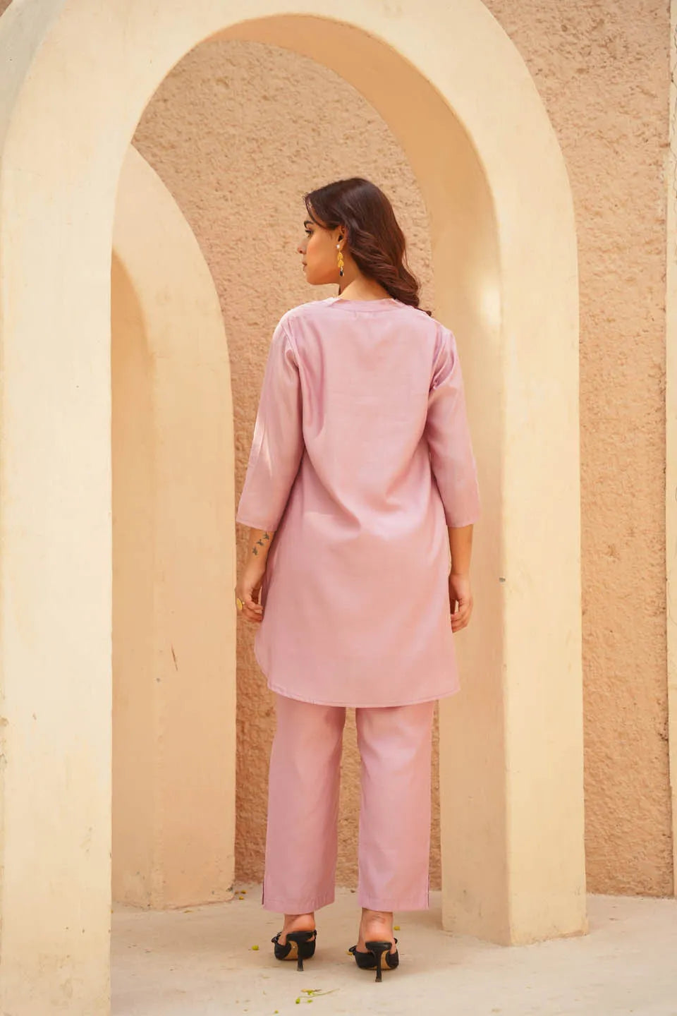 PINK ROMAN SILK STRAIGHT KURTA WITH MINIMALIST FLORAL WORK