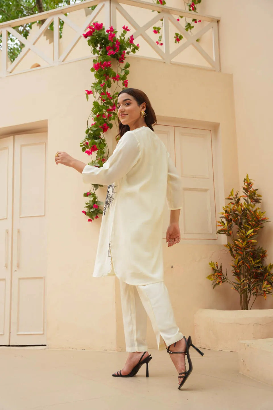 OFF-WHITE COTTON STRAIGHT KURTA WITH MINIMALIST FLORAL WORK