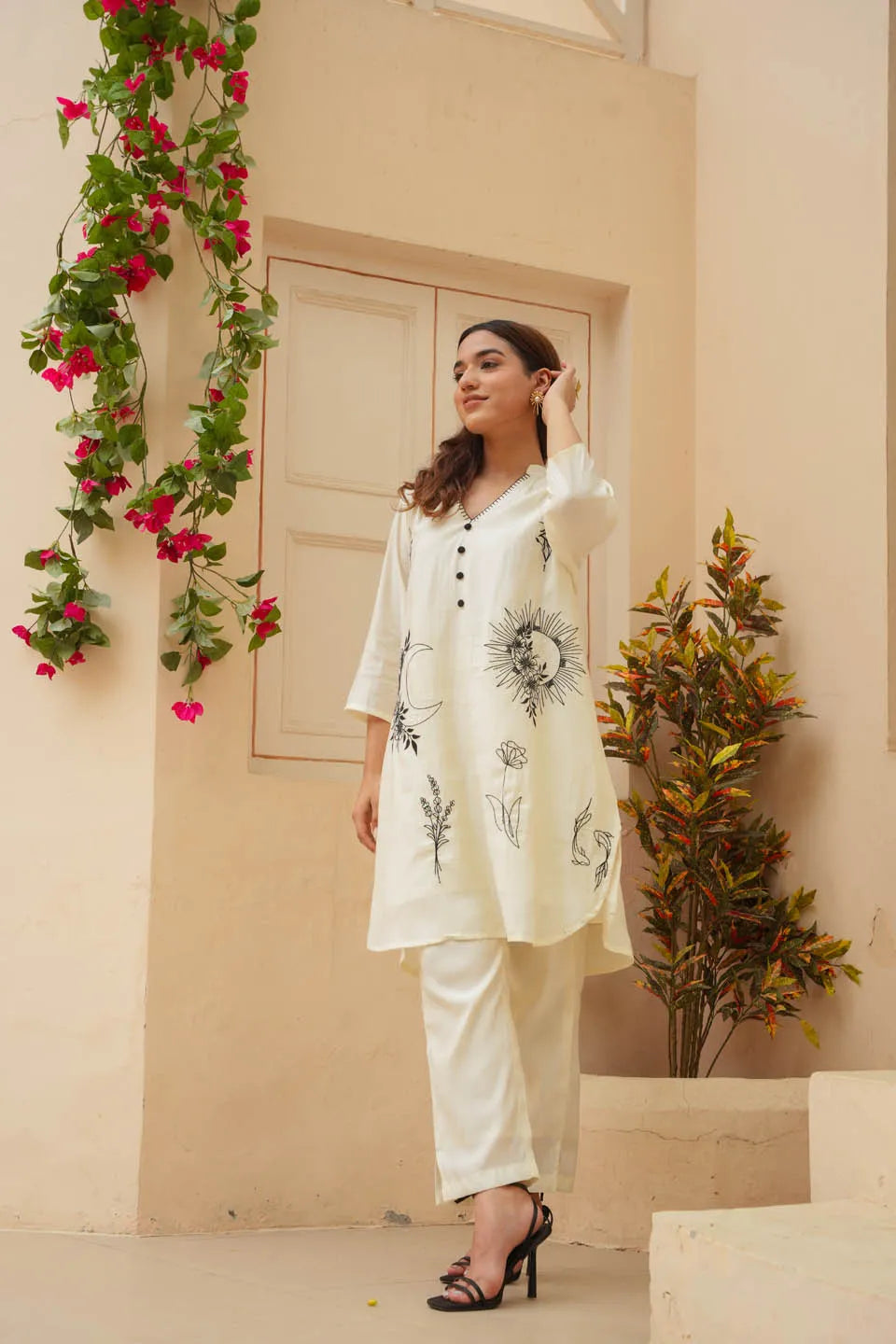 OFF-WHITE COTTON STRAIGHT KURTA WITH MINIMALIST FLORAL WORK