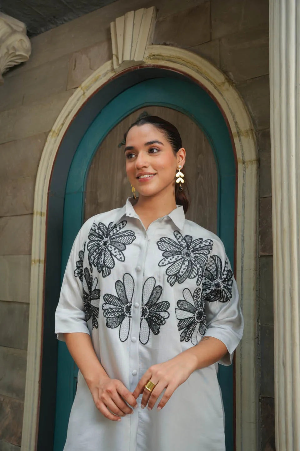 ROMAN SILK EMBROIDERED FLORAL SHIRT WITH 3/4 SLEEVES IN LIGHT GREY