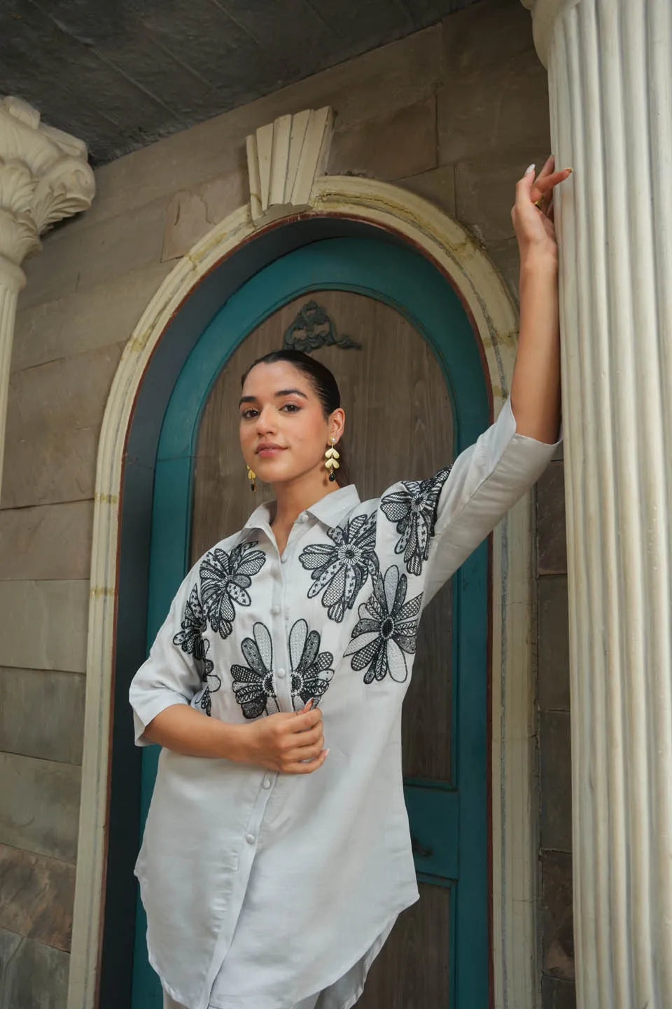 ROMAN SILK EMBROIDERED FLORAL SHIRT WITH 3/4 SLEEVES IN LIGHT GREY