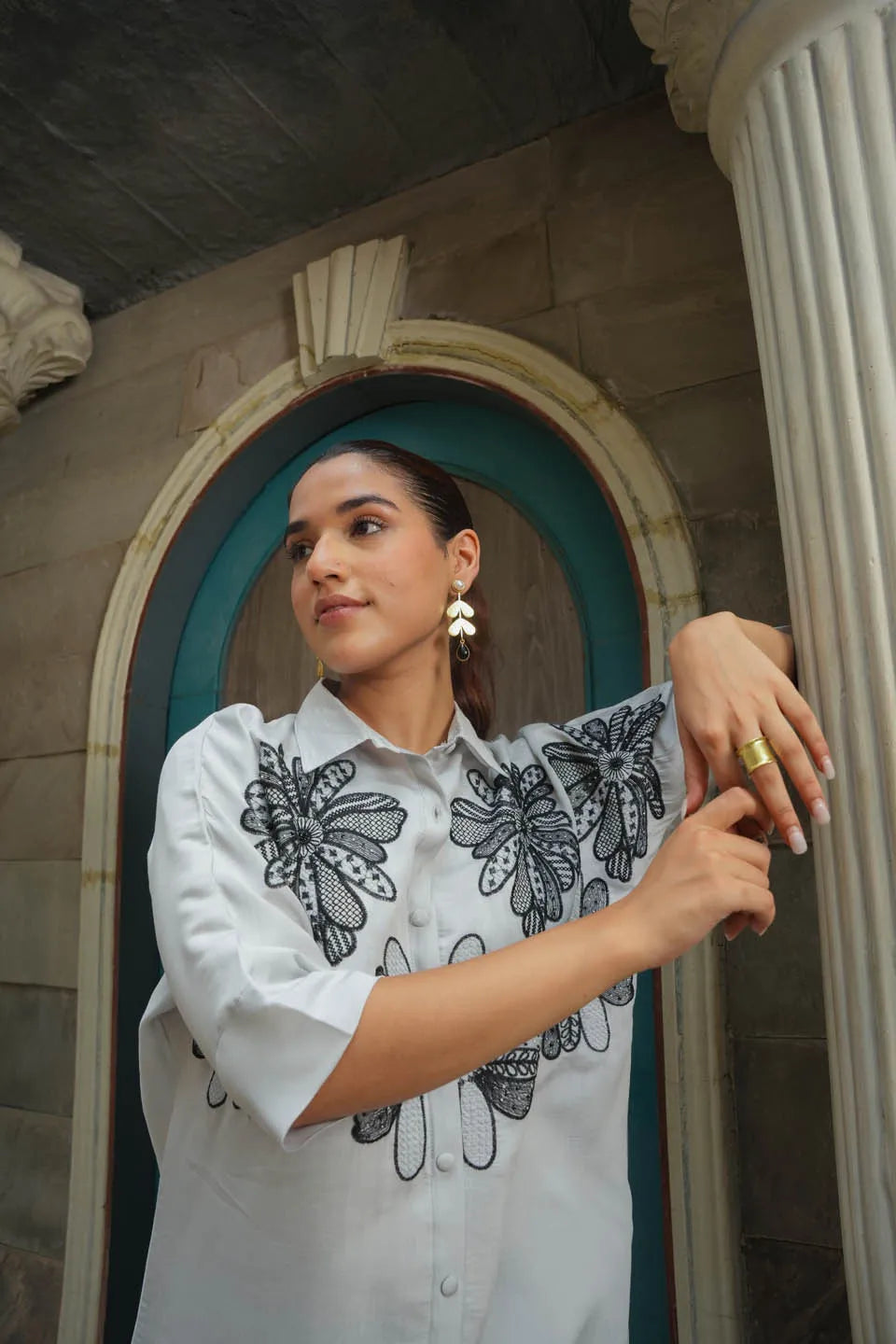 ROMAN SILK EMBROIDERED FLORAL SHIRT WITH 3/4 SLEEVES IN LIGHT GREY