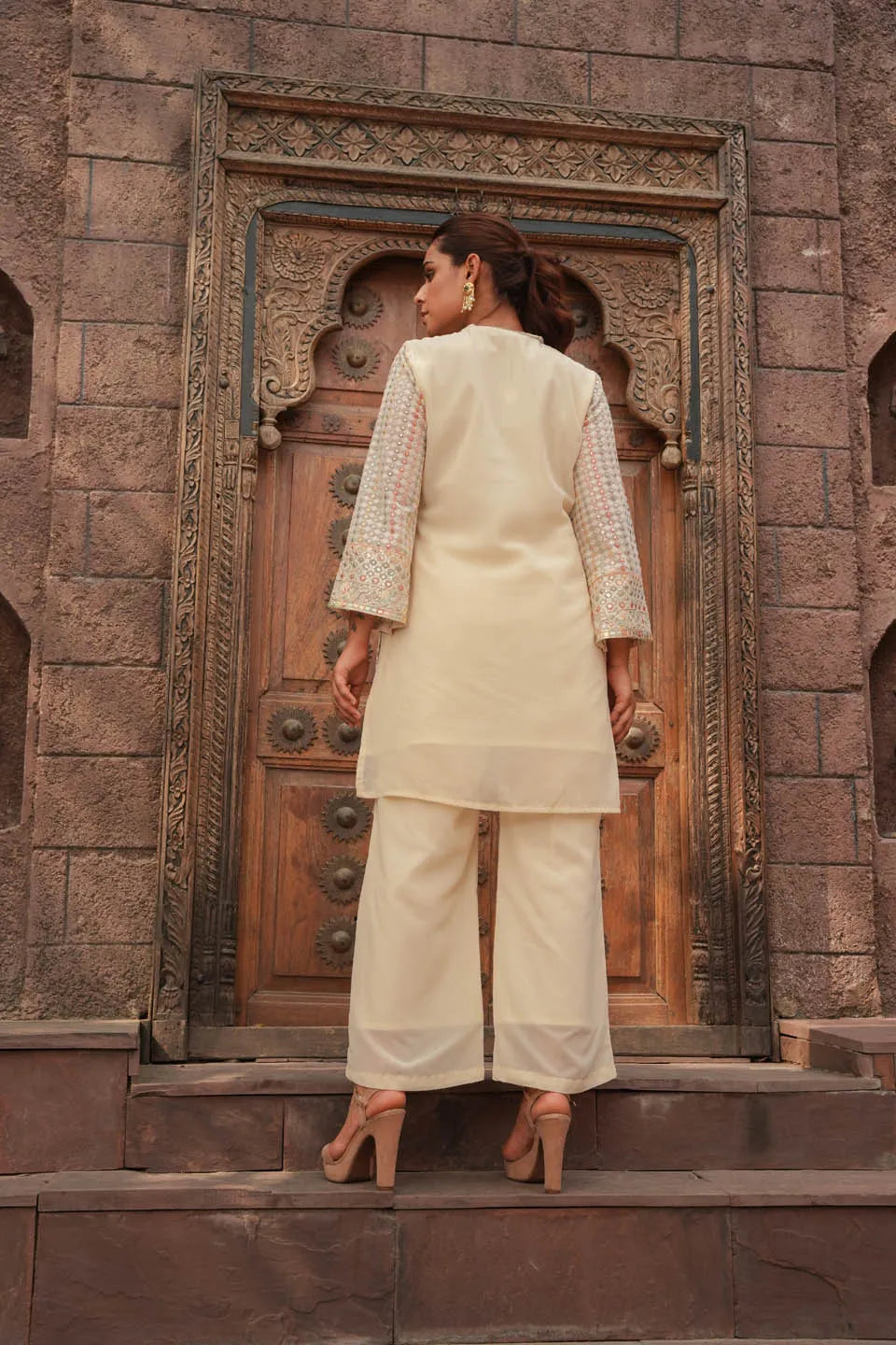 EMBROIDERED PASTEL COORDINATED SET: KNEE-LENGTH TOP WITH MANDARIN COLLAR AND STRAIGHT PANTS